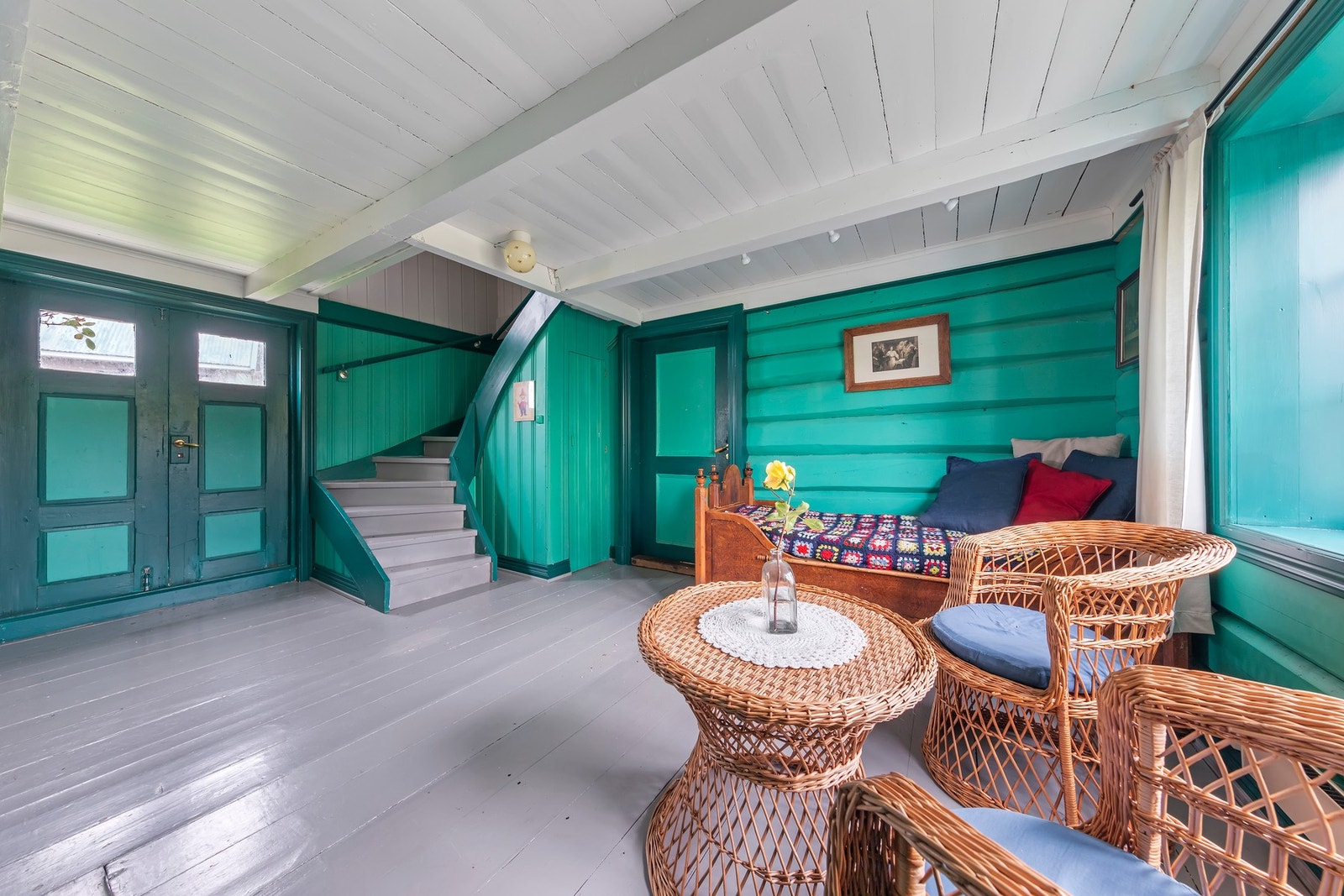 Biinngang med trapp opp til loft Galleribilde