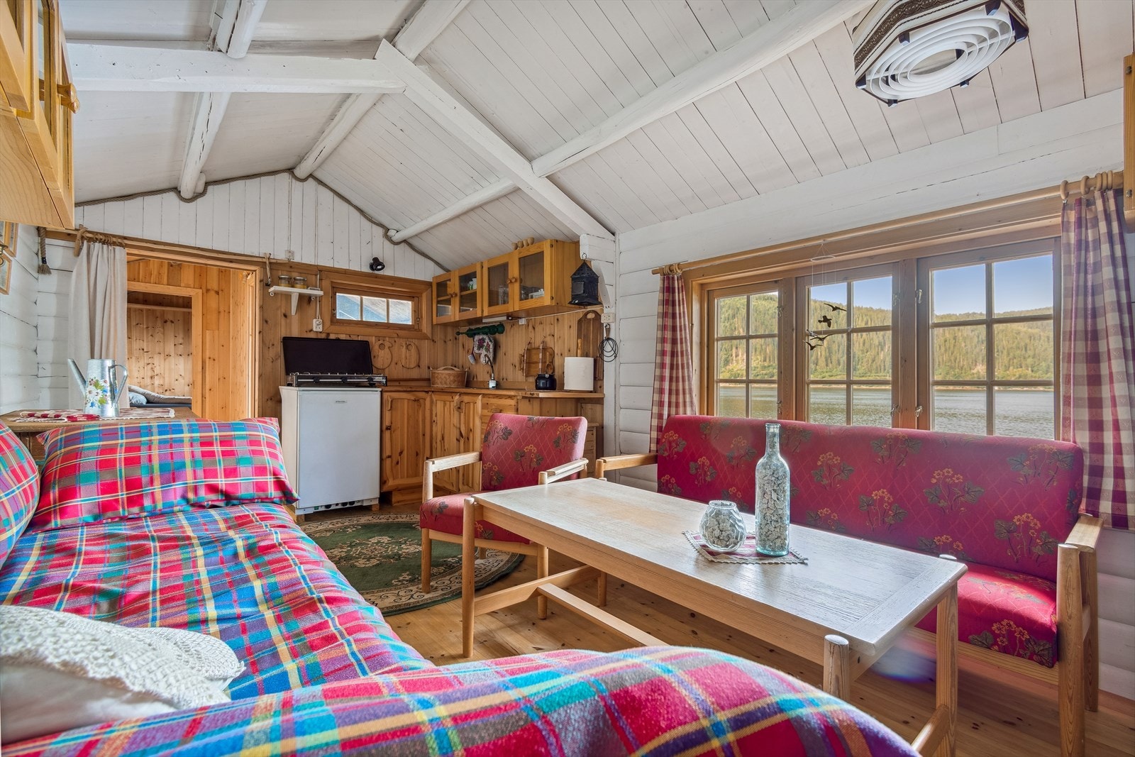 Kjøkkenet har gassovn, kjøleskap og vaskekumme. Galleribilde