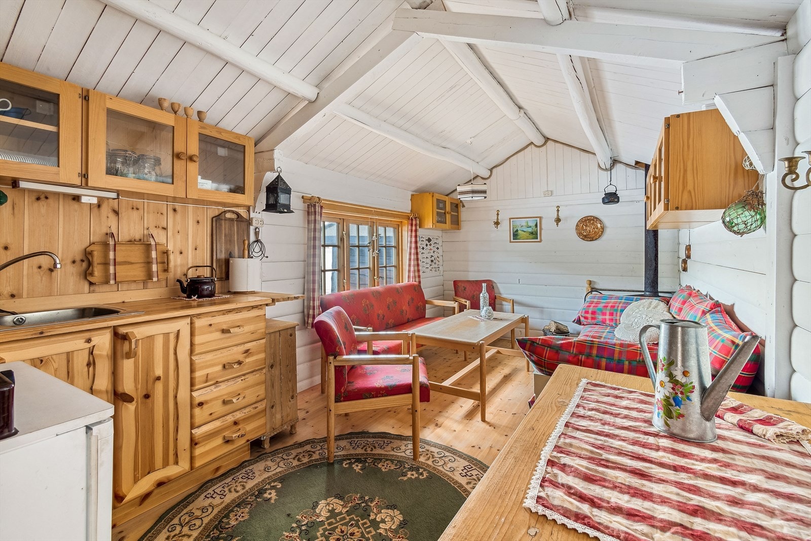 Stuen har plass til en stor sofagruppe, samt eget spisebord Galleribilde