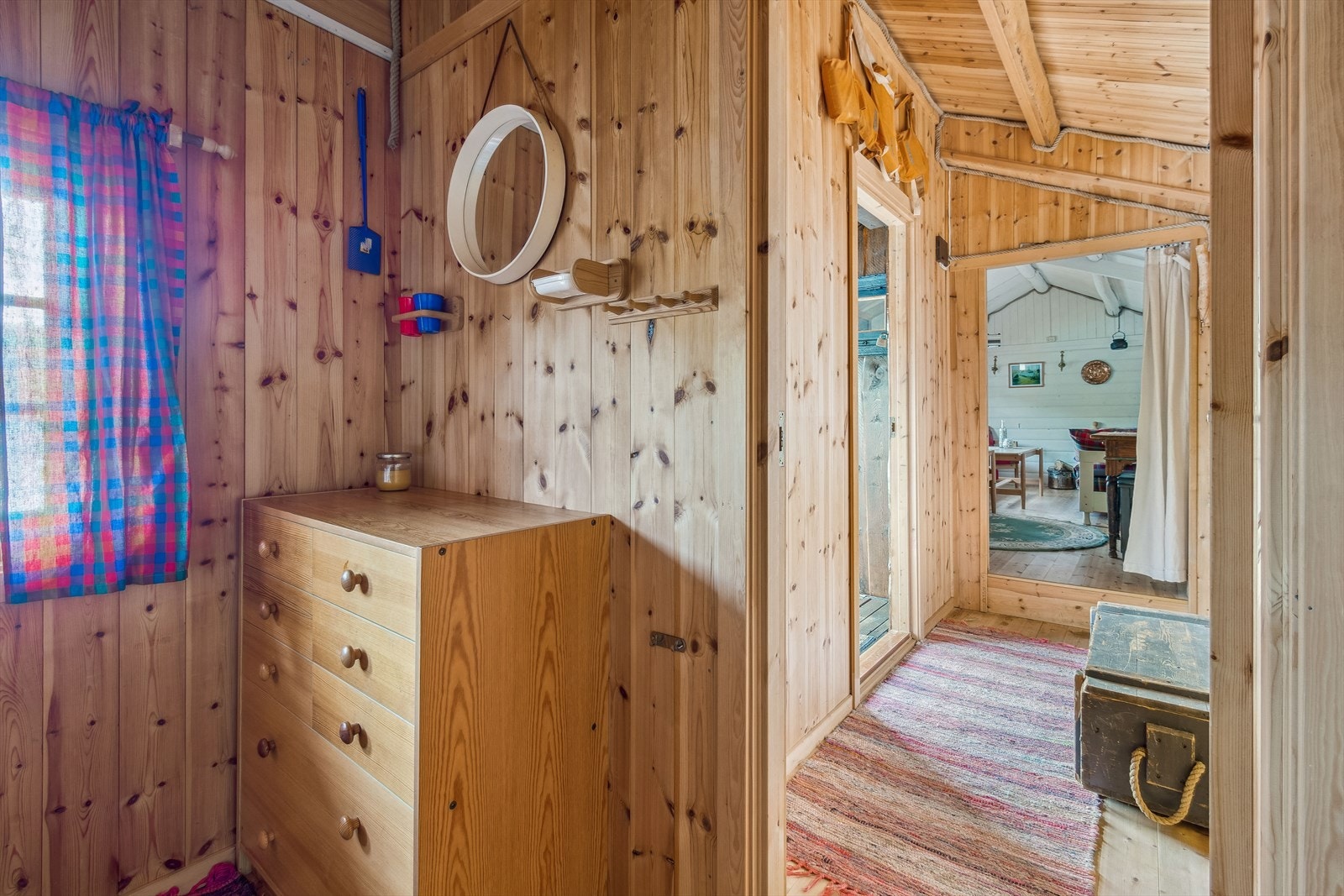 Soverommet ligger i motsatt ende av hytten som stuen. Galleribilde