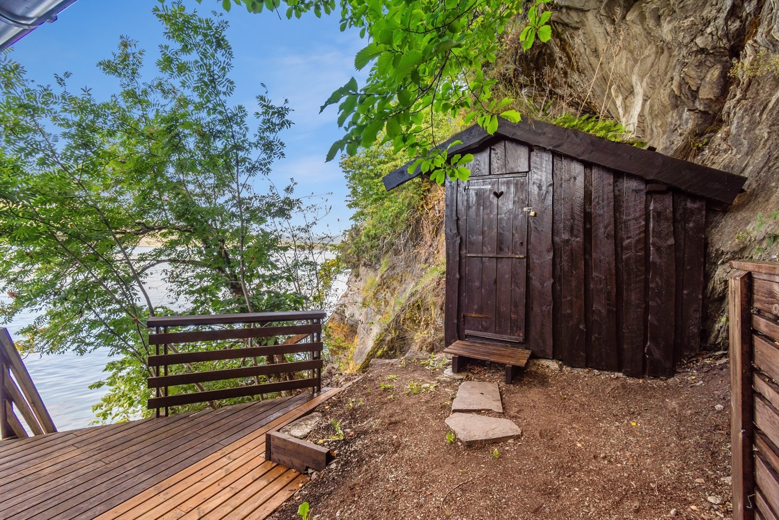 Eiendommen har en egen utedo som ligger skjermet. Galleribilde