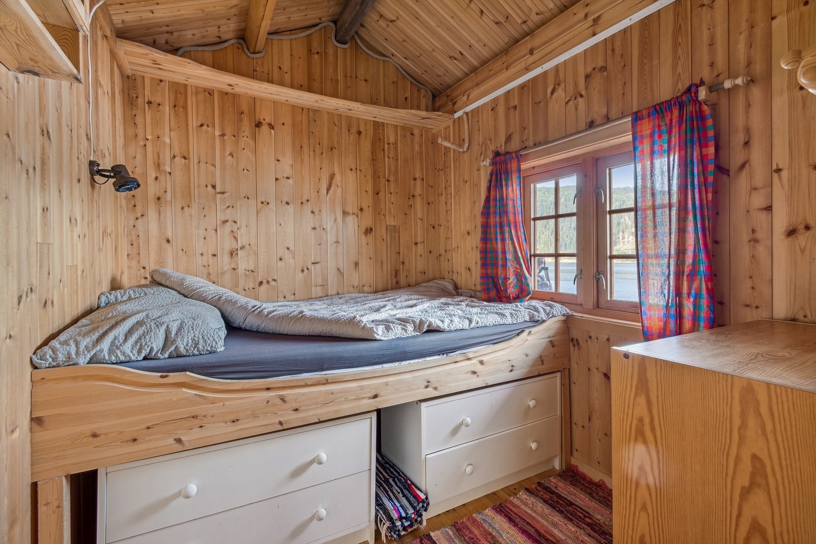 Soverommet i hytten har en plassbygd seng som medfølger handelen Galleribilde