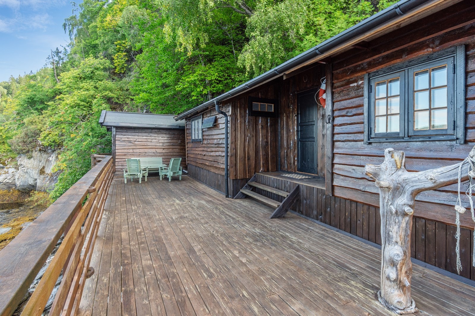 Dette er en sjarmerende og velholdt hytte i frodige, helt usjenerte og idylliske omgivelser. Galleribilde