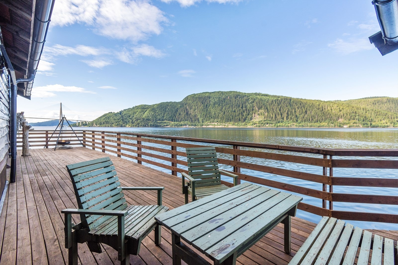 Terrassen er på romslige 43 kvm., noe som muliggjør ulik møblering og etablering av ulike "soner" Galleribilde