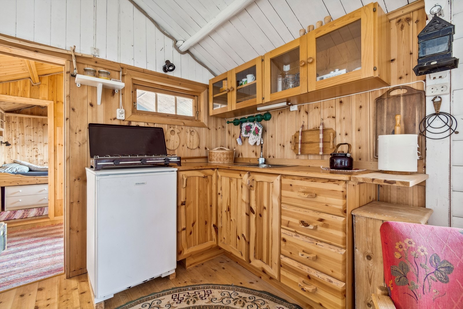 Kjøkkenet har et røft design som står i stil med resten av hytta. Benkplaten og underskapene er i solid heltre Galleribilde