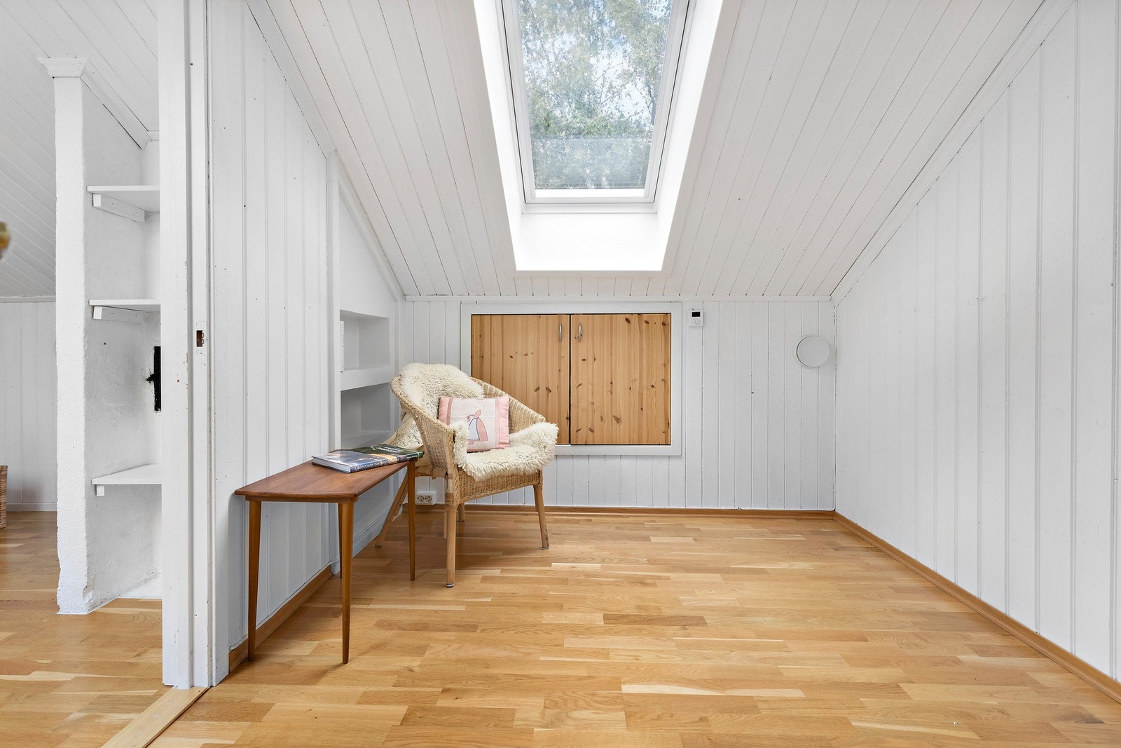 Praktiske oppbevaringsløsninger i knevegg. Galleribilde