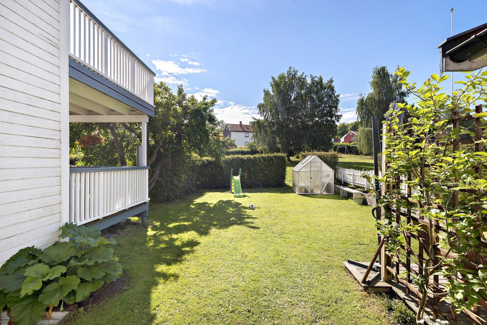 Hagen er avdelt med plommetre og hekk. Galleribilde