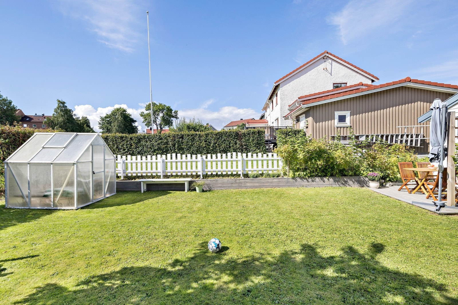 Pent opparbeidet hage med god plass å boltre seg på. Galleribilde