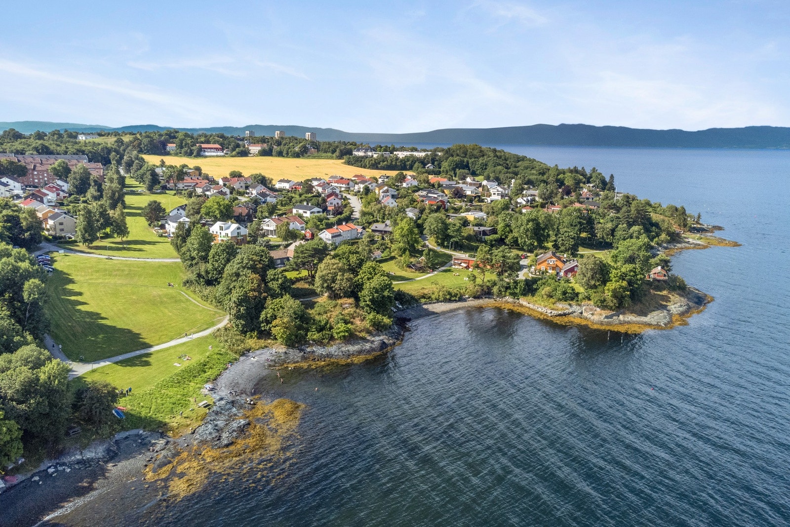 Fra Fagerheimbukta kan man gå videre på Ladestien. Her finner man flere flotte badestrender, og serveringsmuligheter på Ladekaia og Sponhuset. Galleribilde