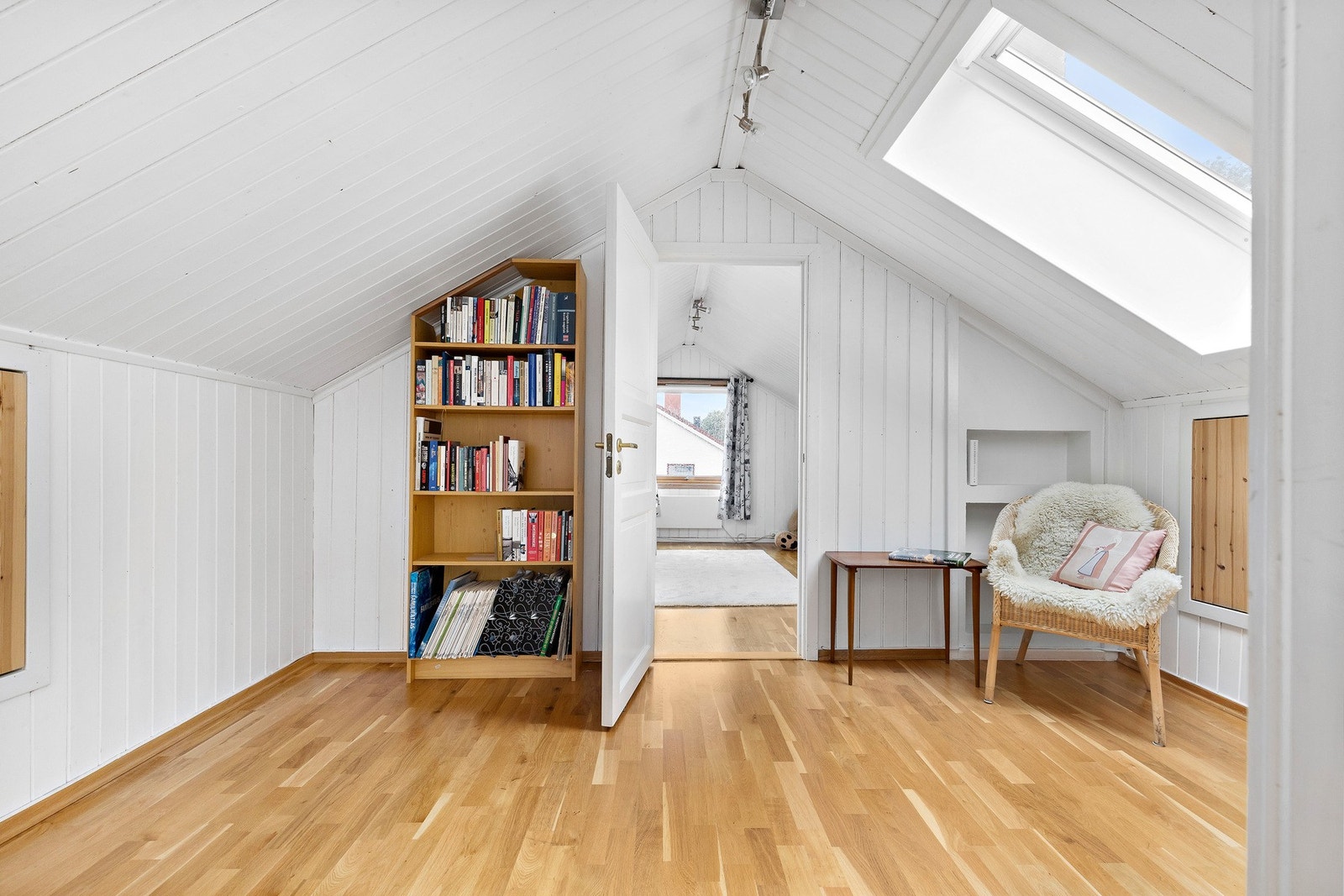 Romslig gang/oppholdsrom på 10kvm på loftsplan med god plass til sittegruppe og kontor. Galleribilde
