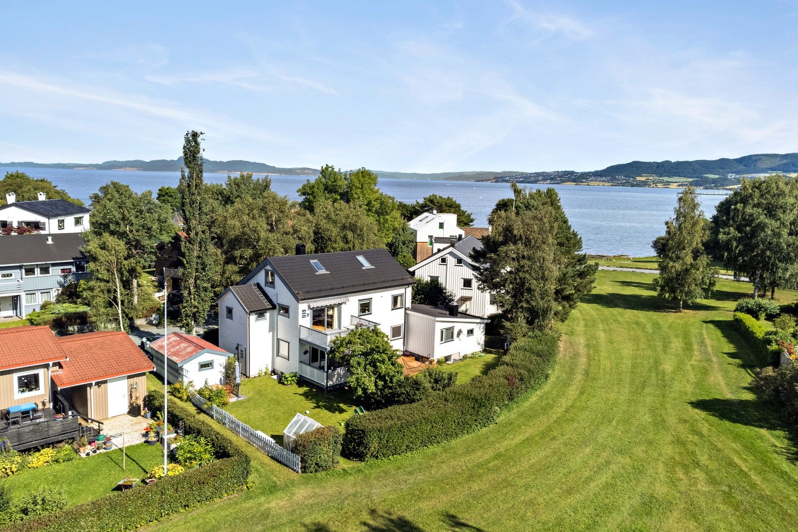 Velkommen til Pianist Sandbergs vei 9. En tiltalende halvpart med solrik veranda og hage. Galleribilde
