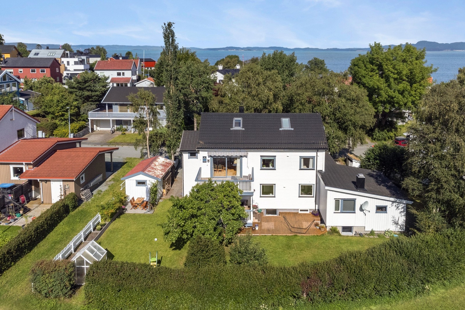 Her bor du tilbaketrukket og fredelig, vendt mot parkmessig opparbeidet grøntareal. Galleribilde