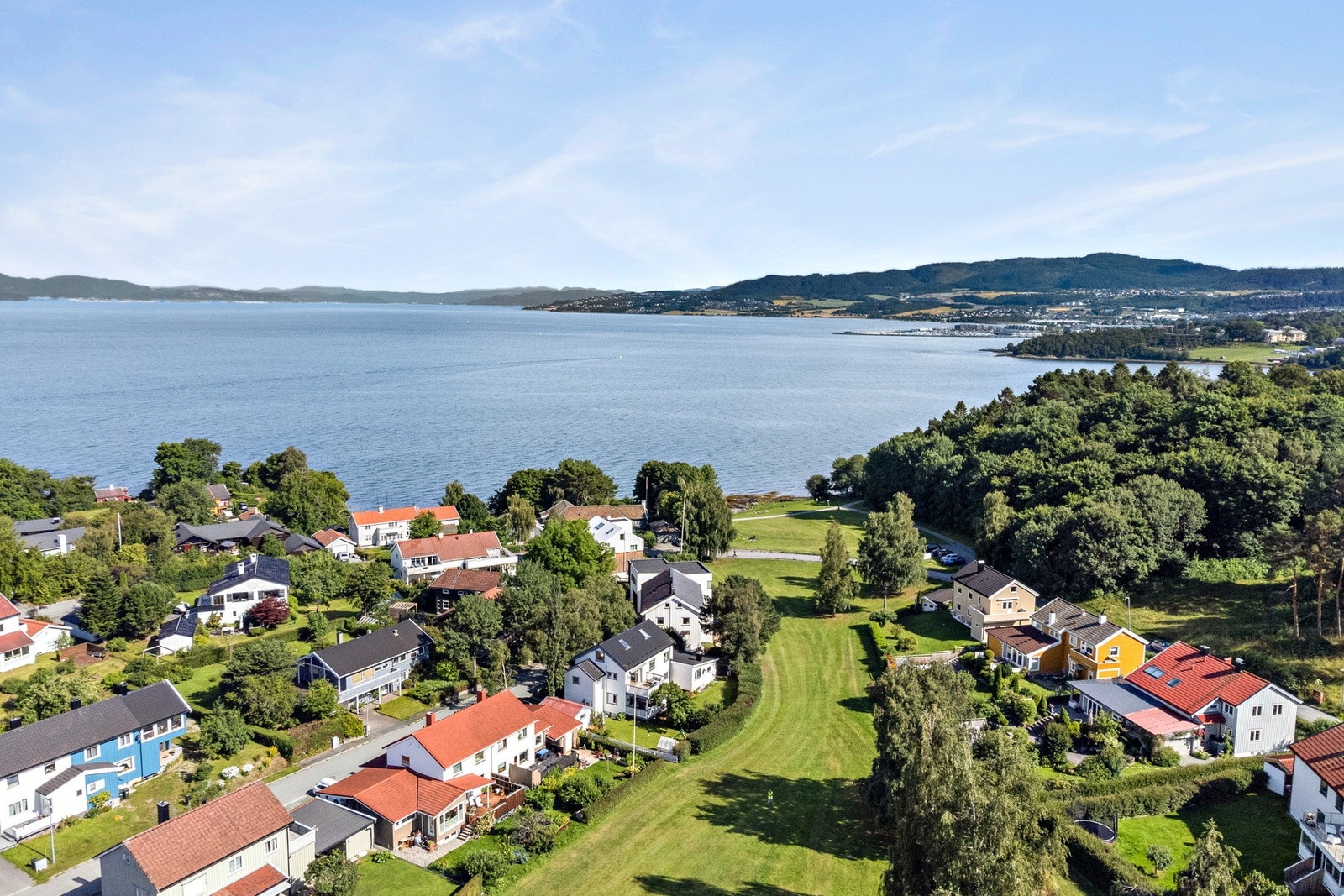 Det er umiddelbar nærhet til sjøen og Trondheims flotteste tursti, Ladestien, samt Fagerheimsskogen med bålplasser og dyreliv. Galleribilde