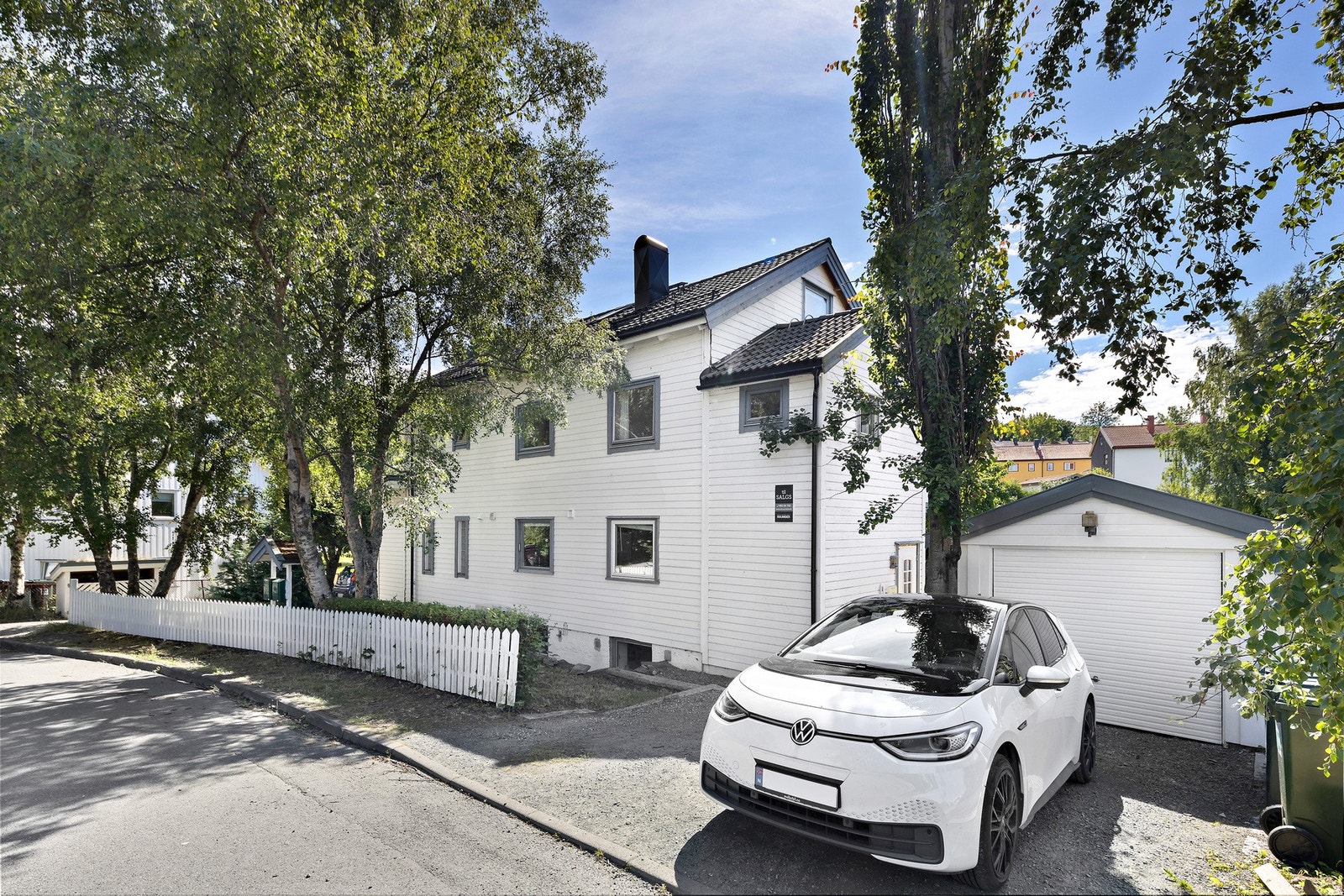 Boligen har egen garasje, og oppstillingsplasser for bil. Det er montert elbillader. Galleribilde