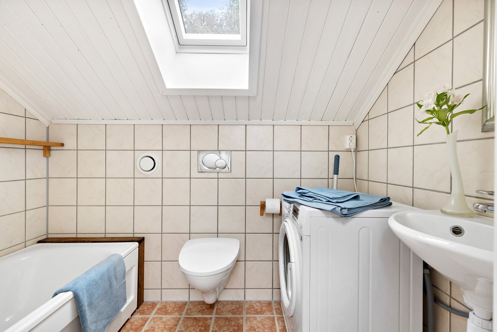 Fullverdig bad også på loftsplan, med vegghengt toalett, servant, opplegg for vaskemaskin og badekar. Galleribilde