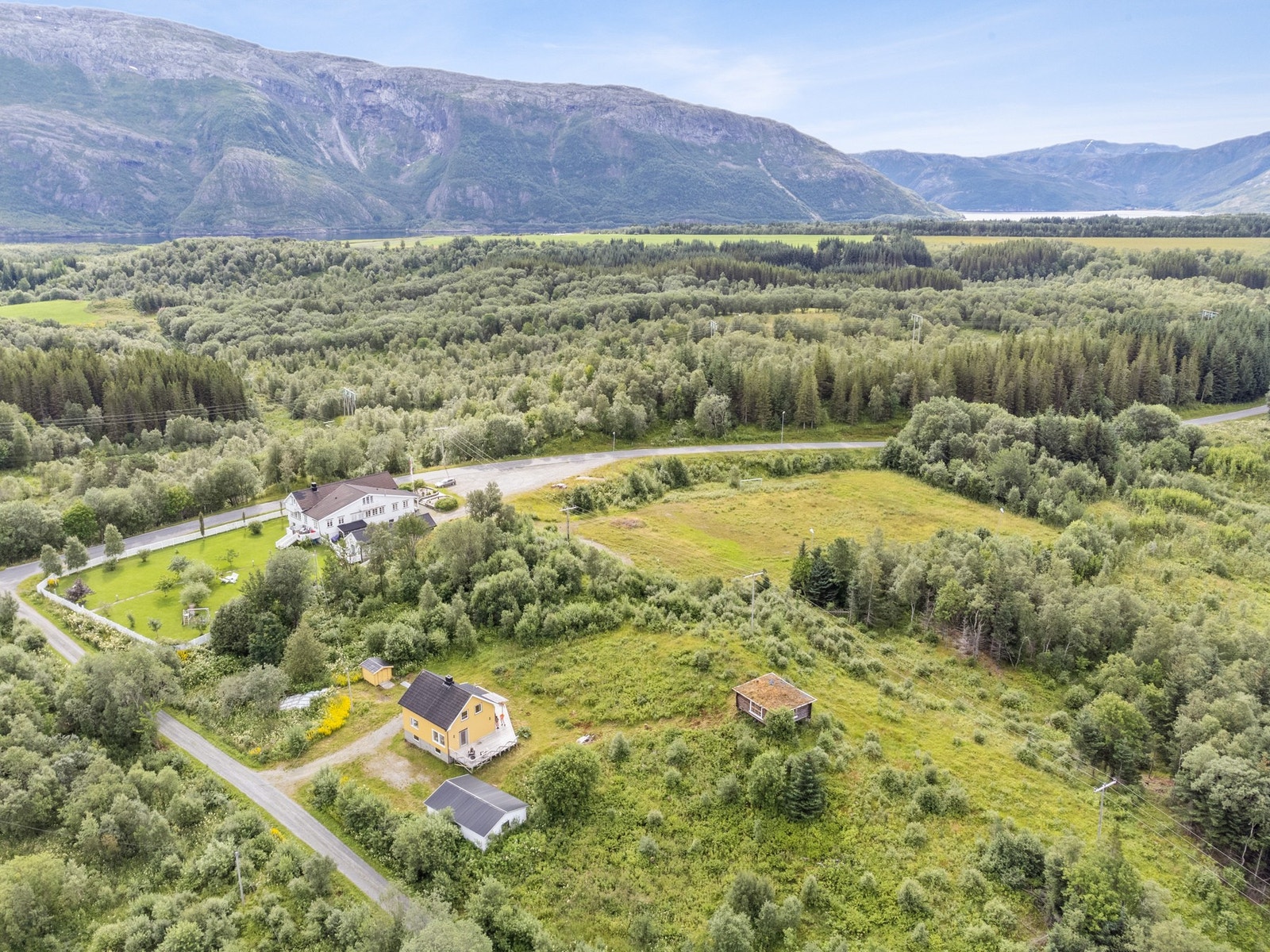 På skrått for eiendommen ligger en stor slette. Her var det tidligere tilrettelagt for fotballbane. Galleribilde