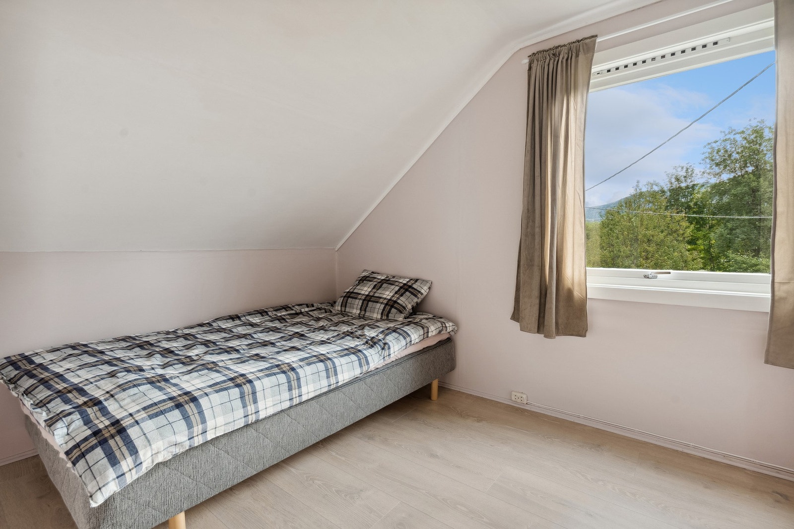 Soverom nummer 2 har nytt gulv og nymalte flater. Galleribilde