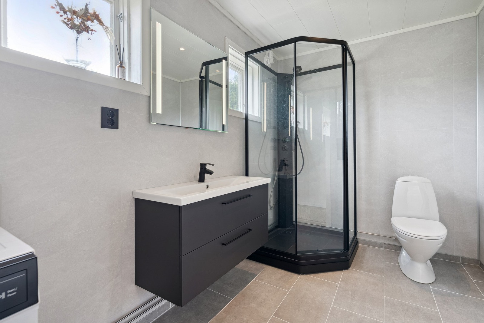 Det er lagt tidsriktige fliser på gulv og pene våtromsplater på veggene. Galleribilde