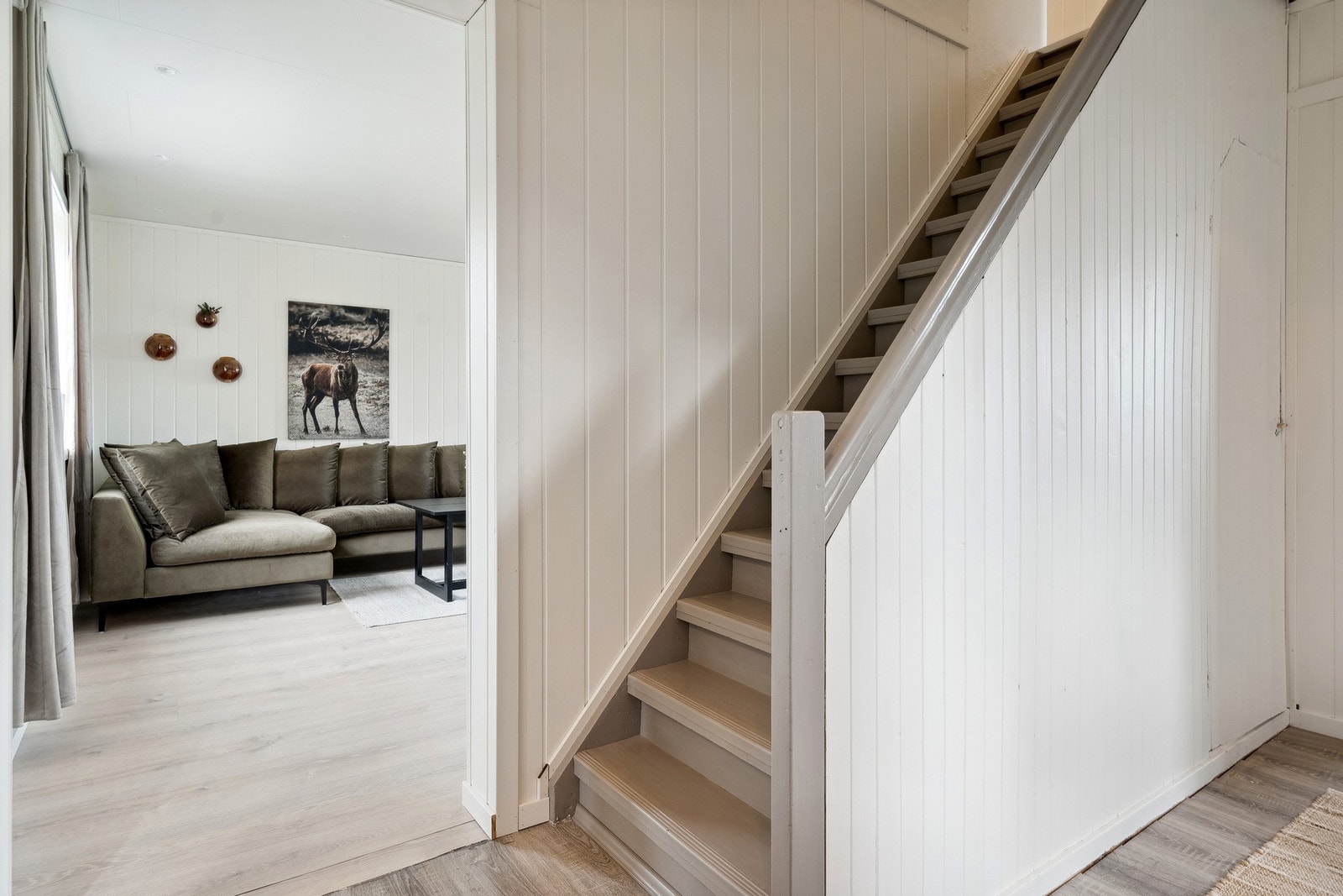 Fra mellomgangen har vi trapp opp, og inn døren er det en noe bratt trapp til kjelleren. Galleribilde