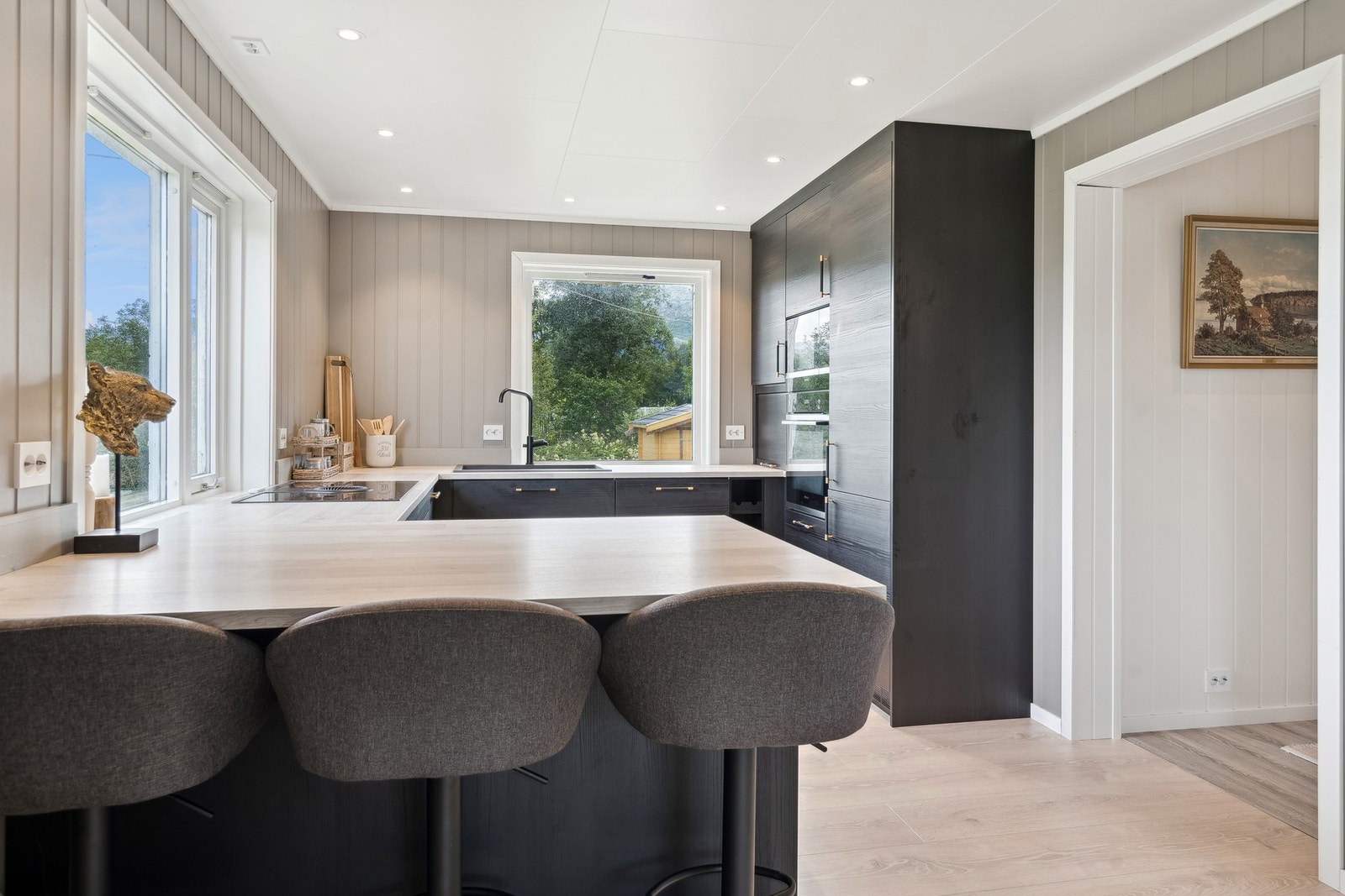 Barløsning sørger for en sosial sone også på kjøkkenet. Galleribilde