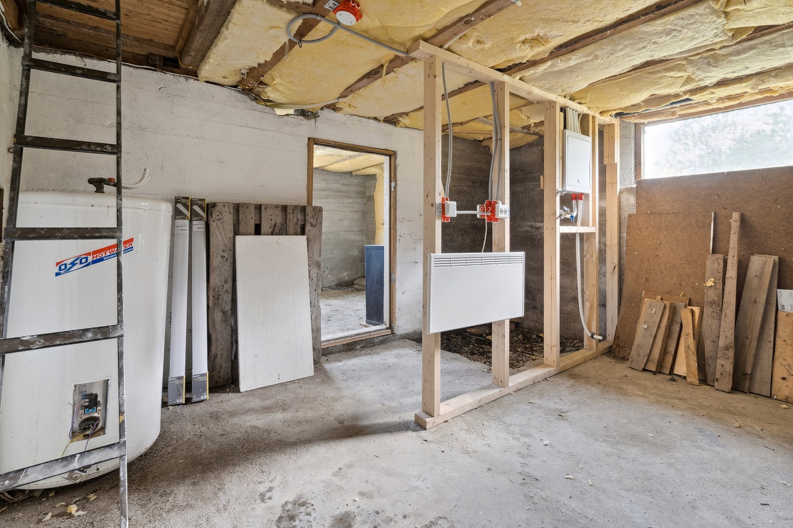 Det er lagt rør-i-rør ved etablering av bad og nytt kjøkken samt montert ny varmtvannstank. Alt dette og mer i kjelleren. Galleribilde