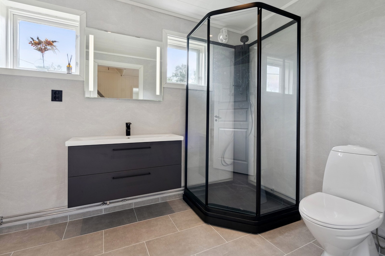 Badet er nytt i perioden 2022/2023 med varmekabler i gulv, opplegg for vaskemaskin m.m. Galleribilde