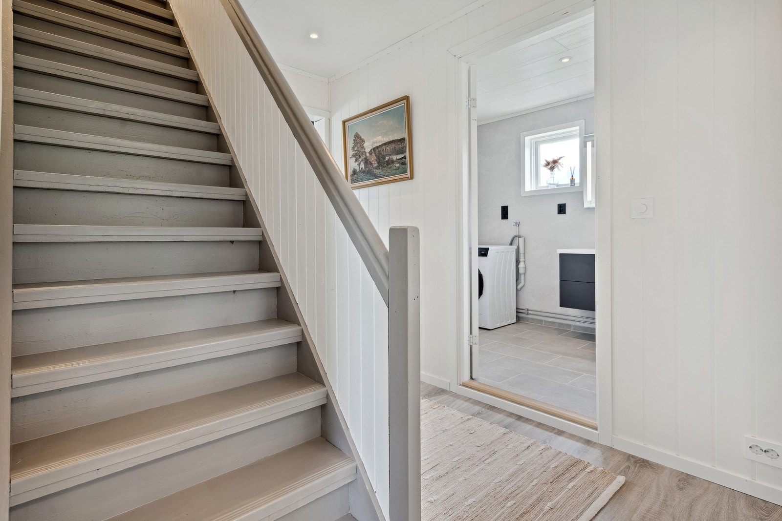 Det er et nyinstallert sikringsskap og nytt, skjult anlegg i 1. etasje. Hovedsikring på 50A. Galleribilde