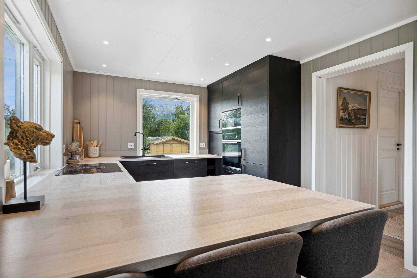 Kjøkkenet er strøkent, levert av kvalitetsleverandøren Nygaard med gode, integrerte hvitevarer. Galleribilde