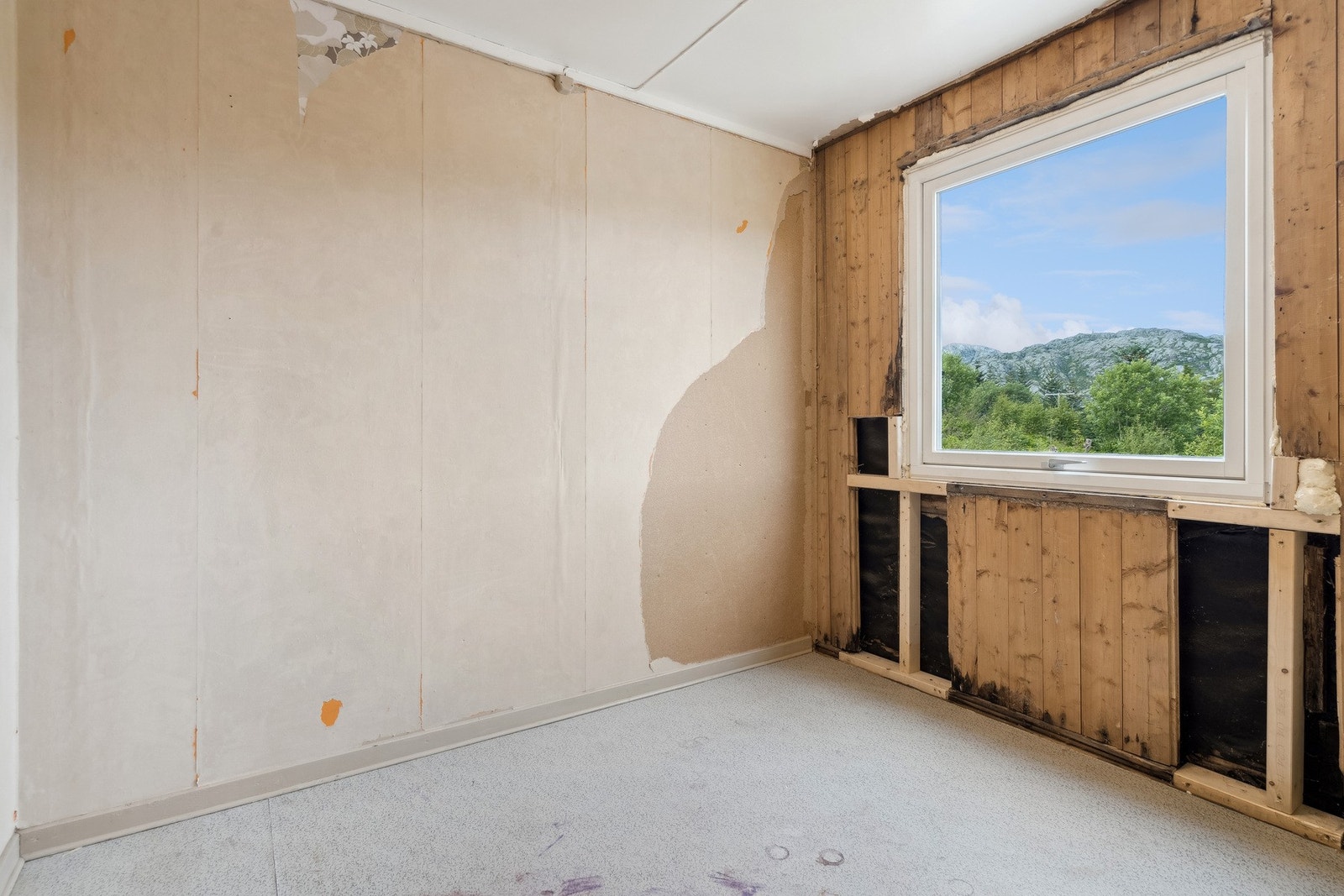 Soverom nummer 4, klargjort for å kompletteres av ny eier. Isolasjon medfølger salget. Galleribilde