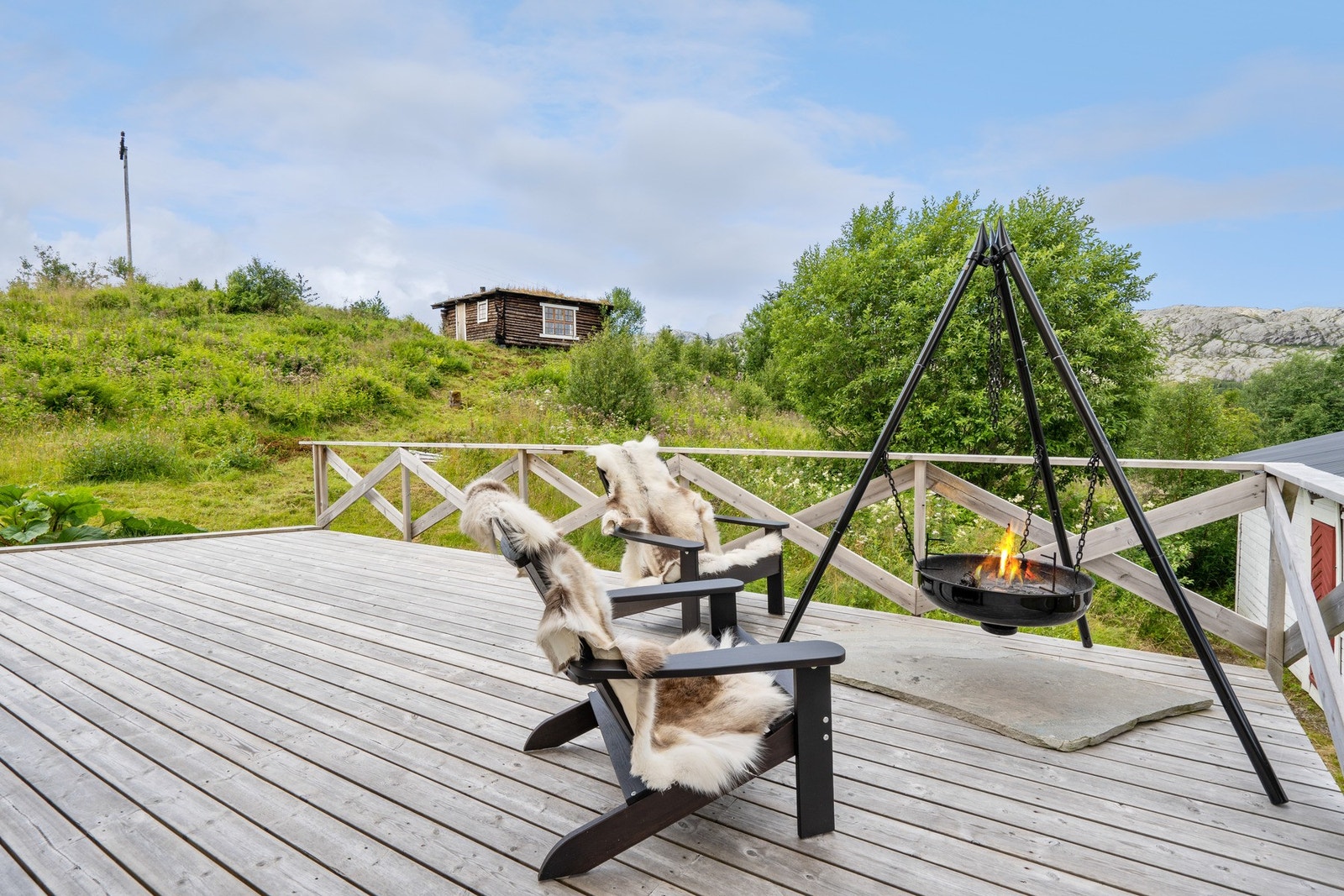 Utvendig terrasse strekker seg fra inngangspartiet og rundt huset. Arealet utgjør ca. 57 m². Galleribilde