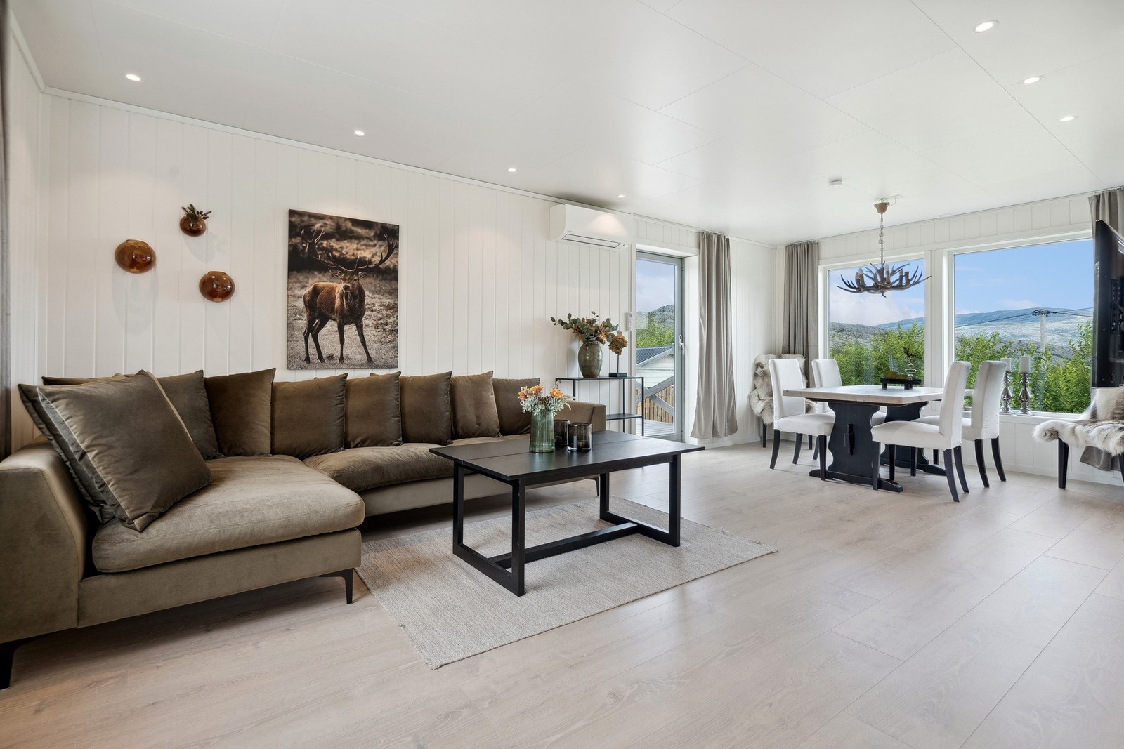 Boligen har gjennomgått store oppgraderinger i byggets 1. etasje i perioden 2022/2023. Se prospekt for mer informasjon. Galleribilde