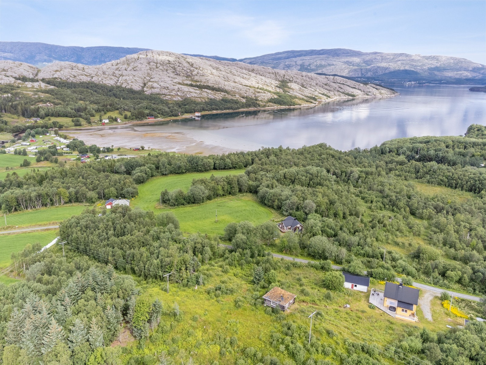 Nærmeste dagligvarebutikk, bensinstasjon og skole er på Leland, ca. 17 km unna. Det er ca. 35 km til Sandnessjøen og ca. 51 km til Mosjøen. Galleribilde
