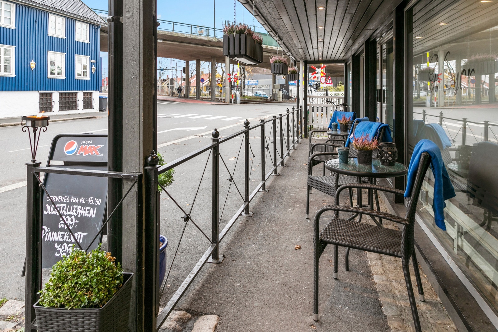 Lokalet har overbygget inngangsparti med plass til utestoler. Galleribilde