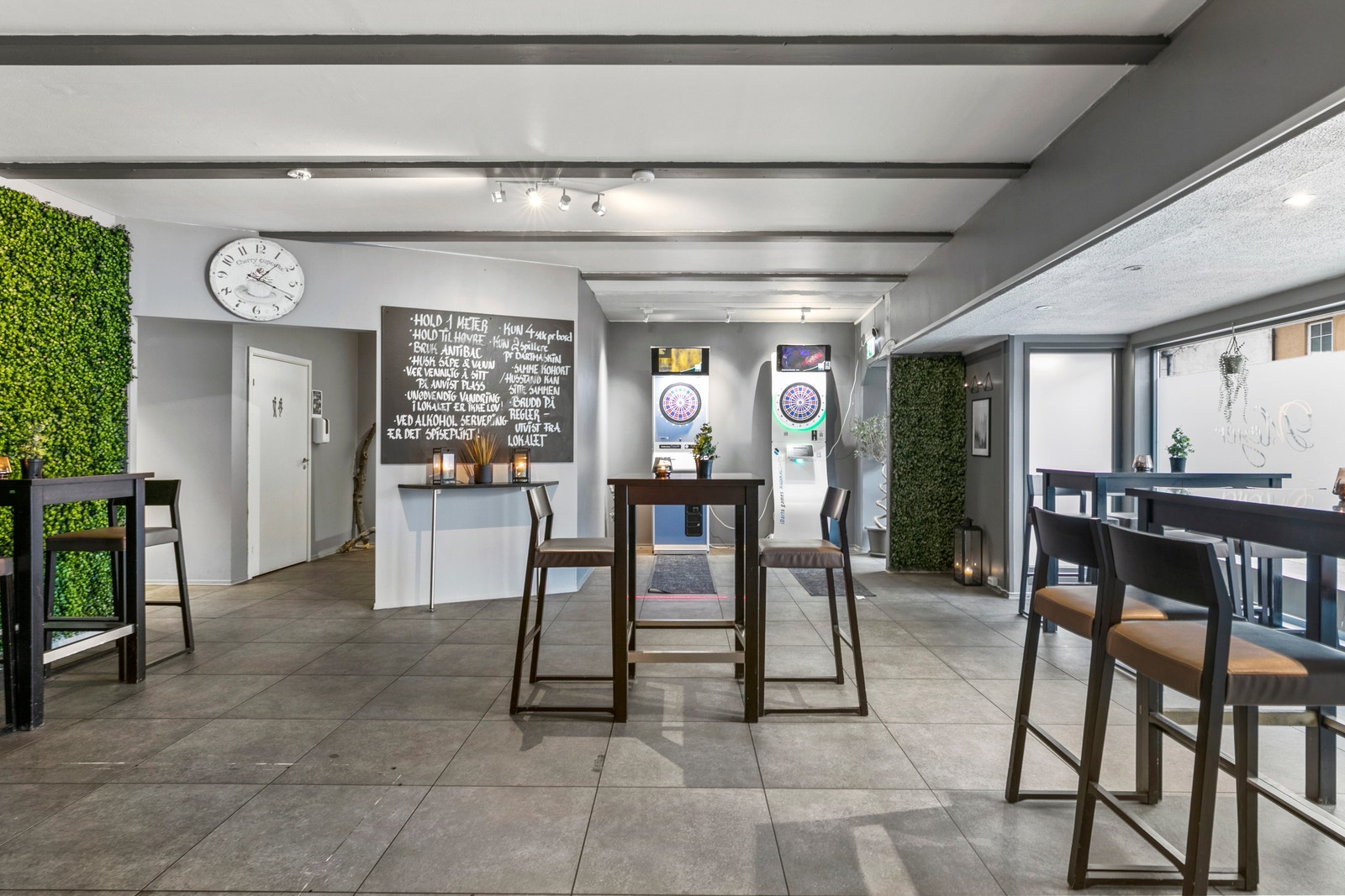 Lokalet har et område med plass for diverse "barsports" Galleribilde