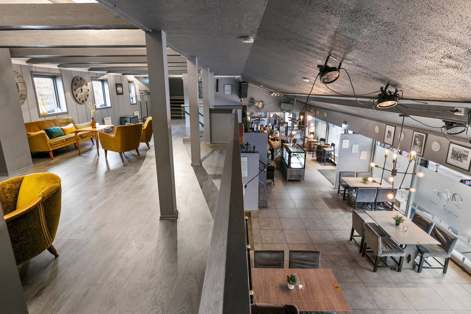 Fra messanin ned til 1. etg./ inngnagsparti. Galleribilde