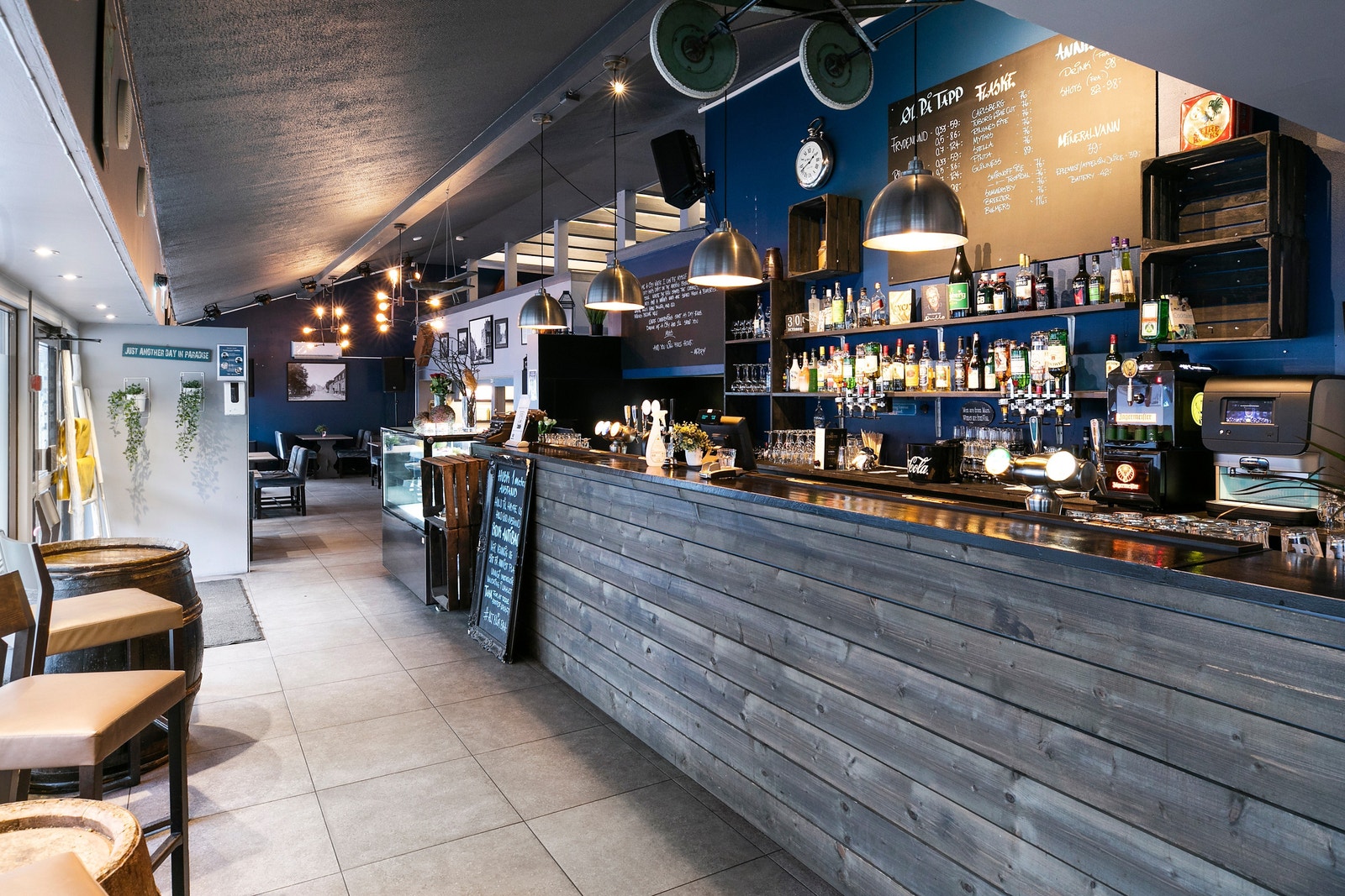 Bardisk ved inngangsparti. Galleribilde