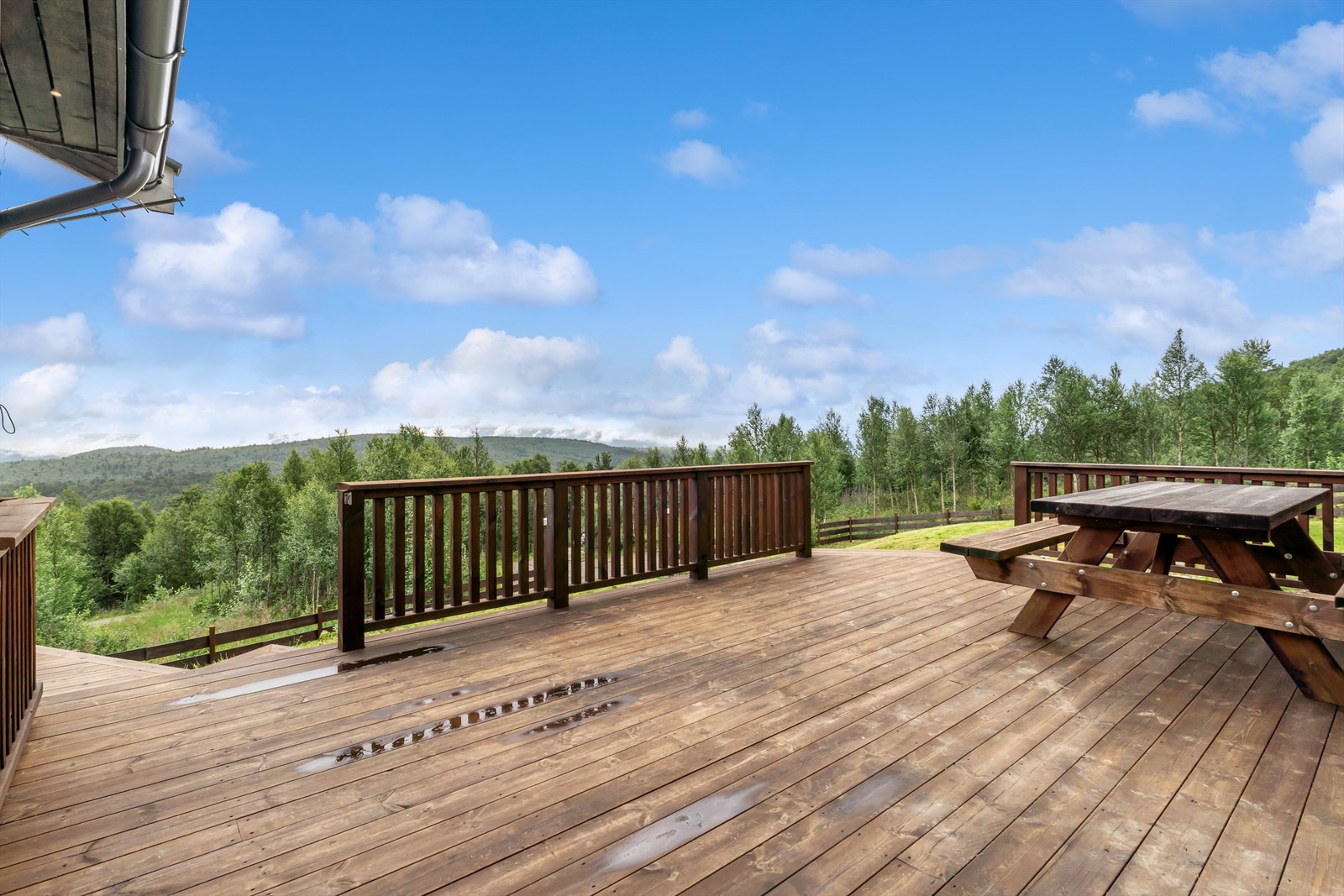 Utendørs er det etablert terrasse i to nivåer Galleribilde