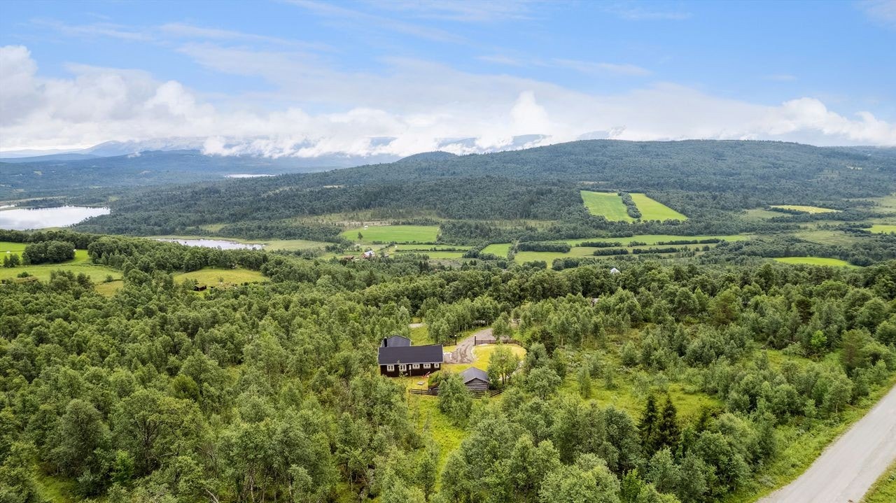 Det er fantastisk utsikt fra eiendommen og området byr på flott turterreng og milevis med preparerte skiløyper Galleribilde