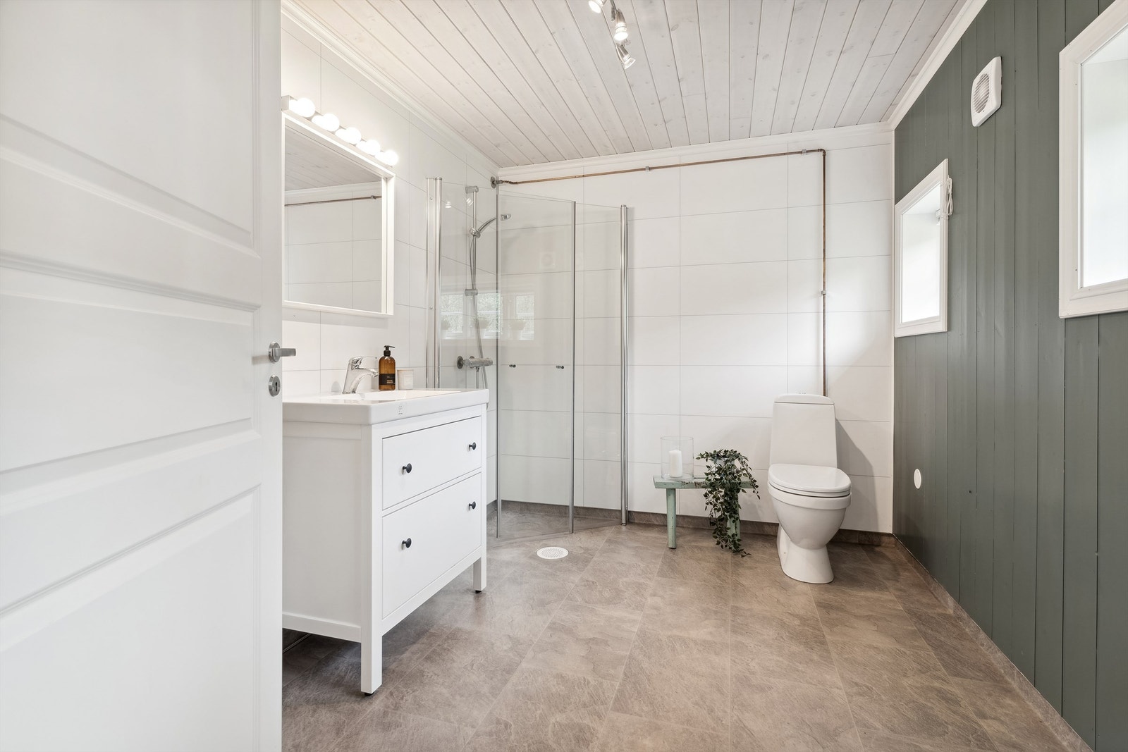 Badet er av god størrelse og innehar alle fasiliteter som man ønsker i en moderne hytte Galleribilde