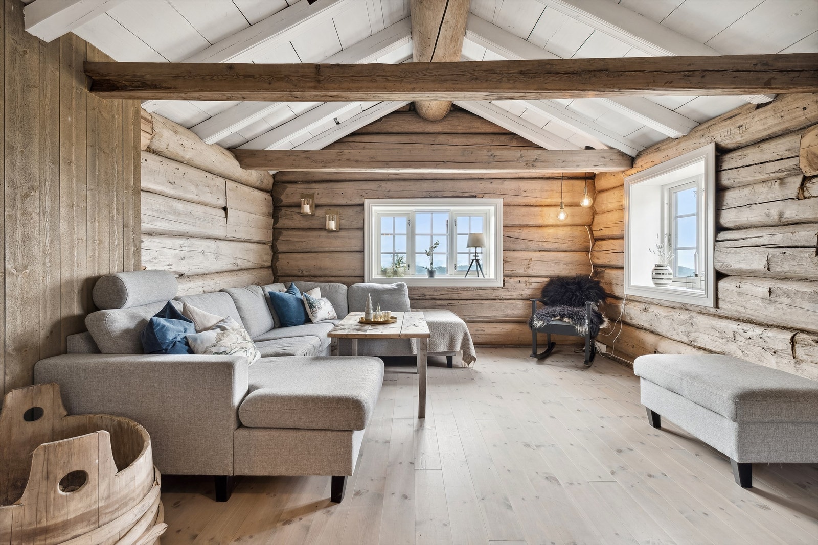 Den gamle bygningskroppen er flott innlemmet i den nyere konstruksjonen og gir oppholdsrommet mye av sitt særpreg. Galleribilde