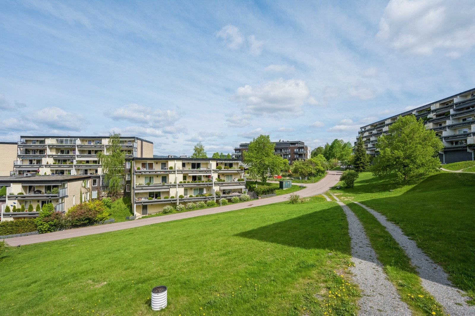 Stort grøntområde utenfor blokken. Galleribilde
