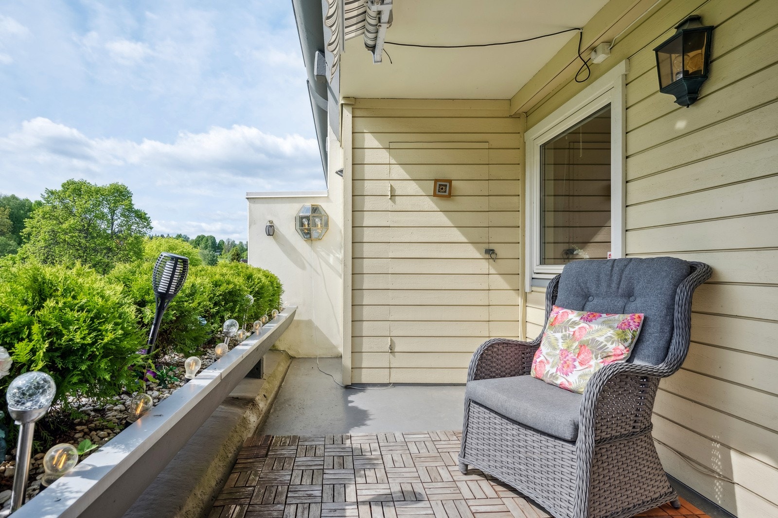 Leiligheten har en solrik terrasse med bod. Galleribilde