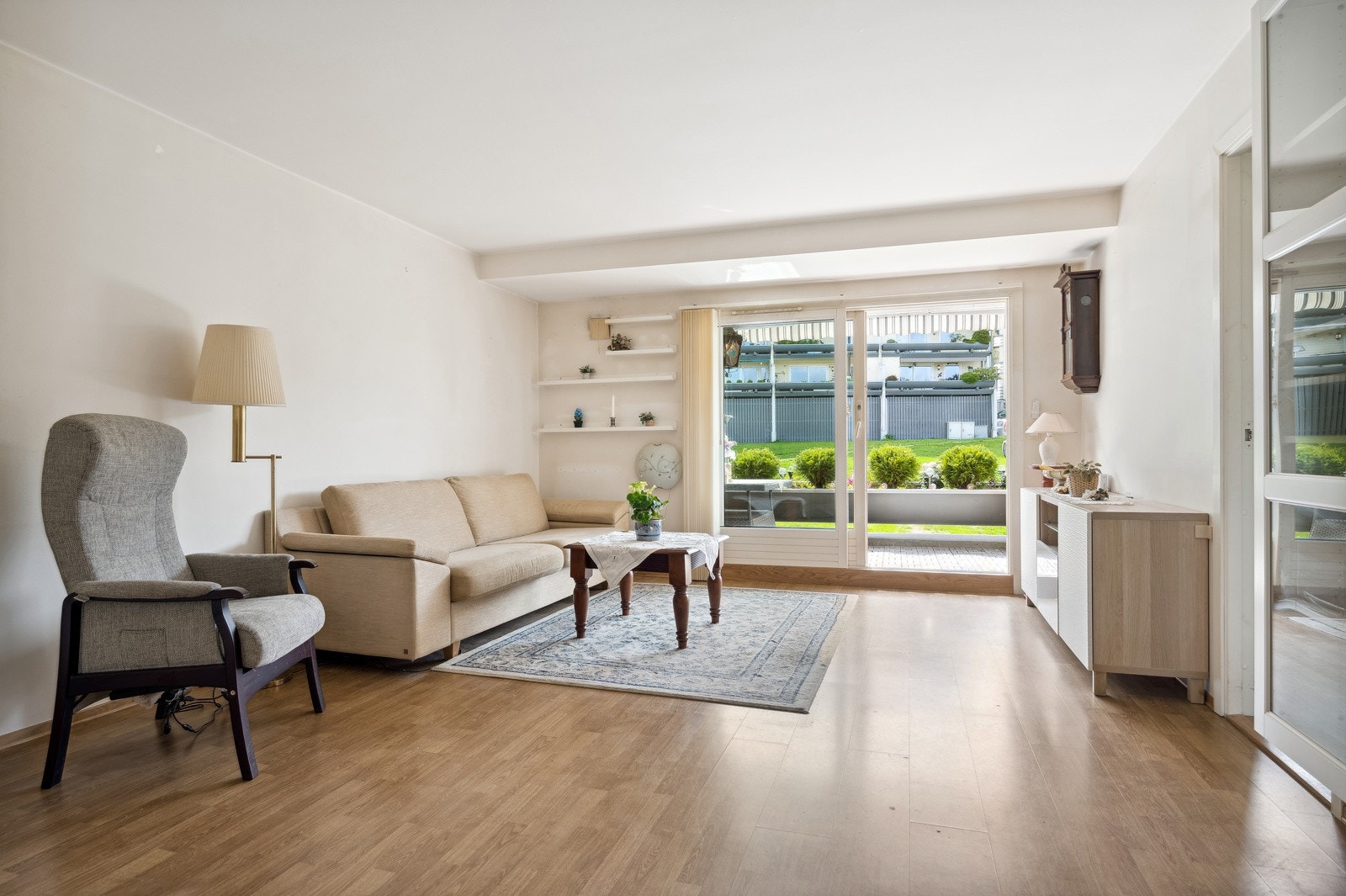 Stue med plass til både sofa og spisebord. Galleribilde