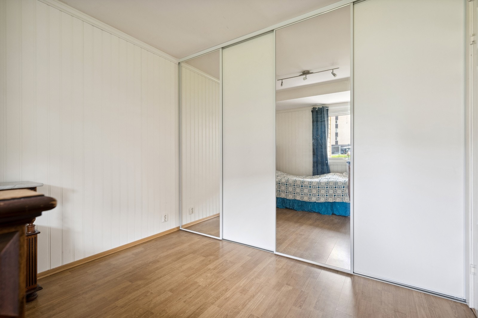 Rommet har en stor skyvedørsgarderobe med oppheng og kurvsystem. Galleribilde