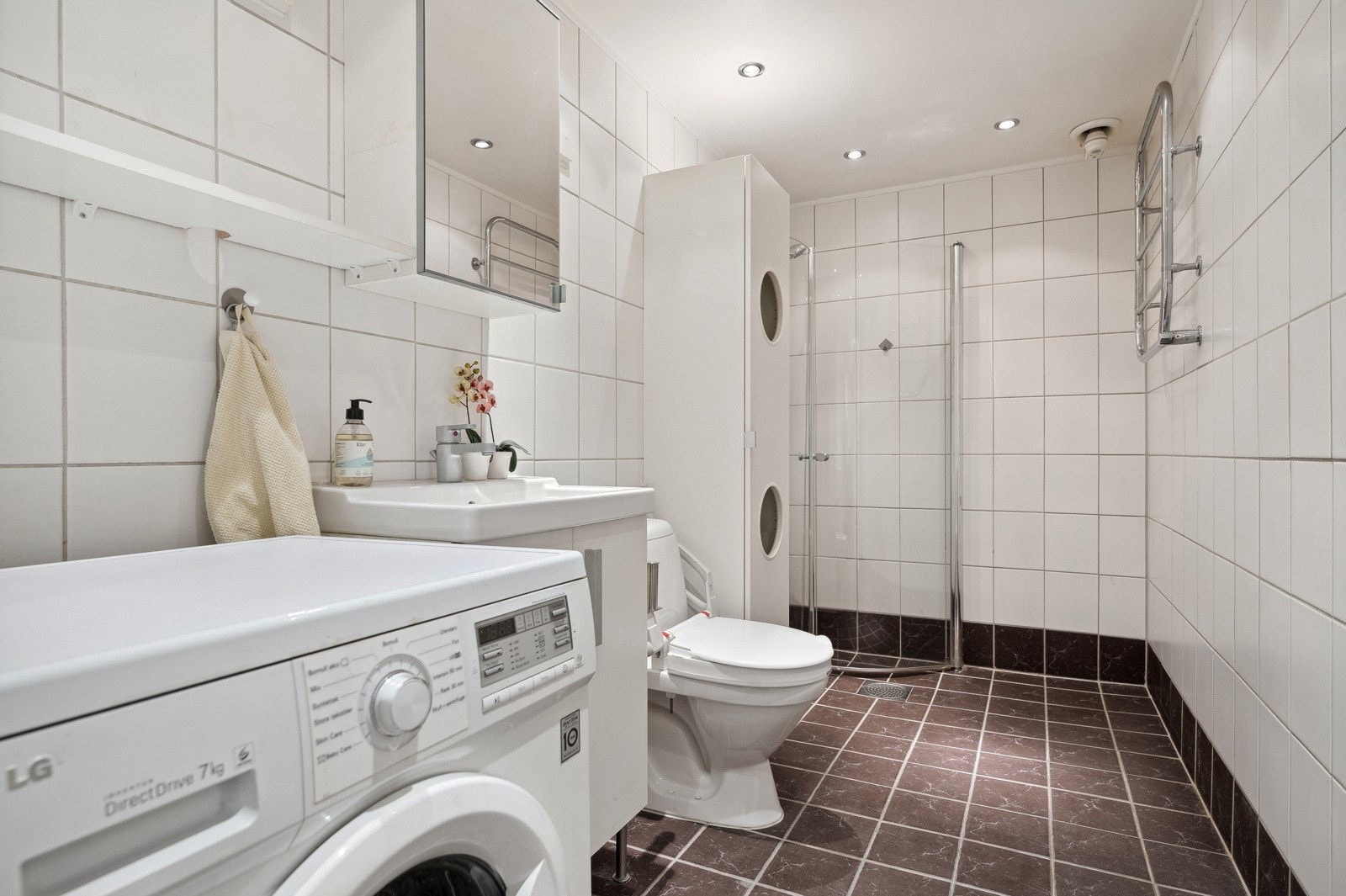 Romslig bad/wc med vaskemaskin. Galleribilde