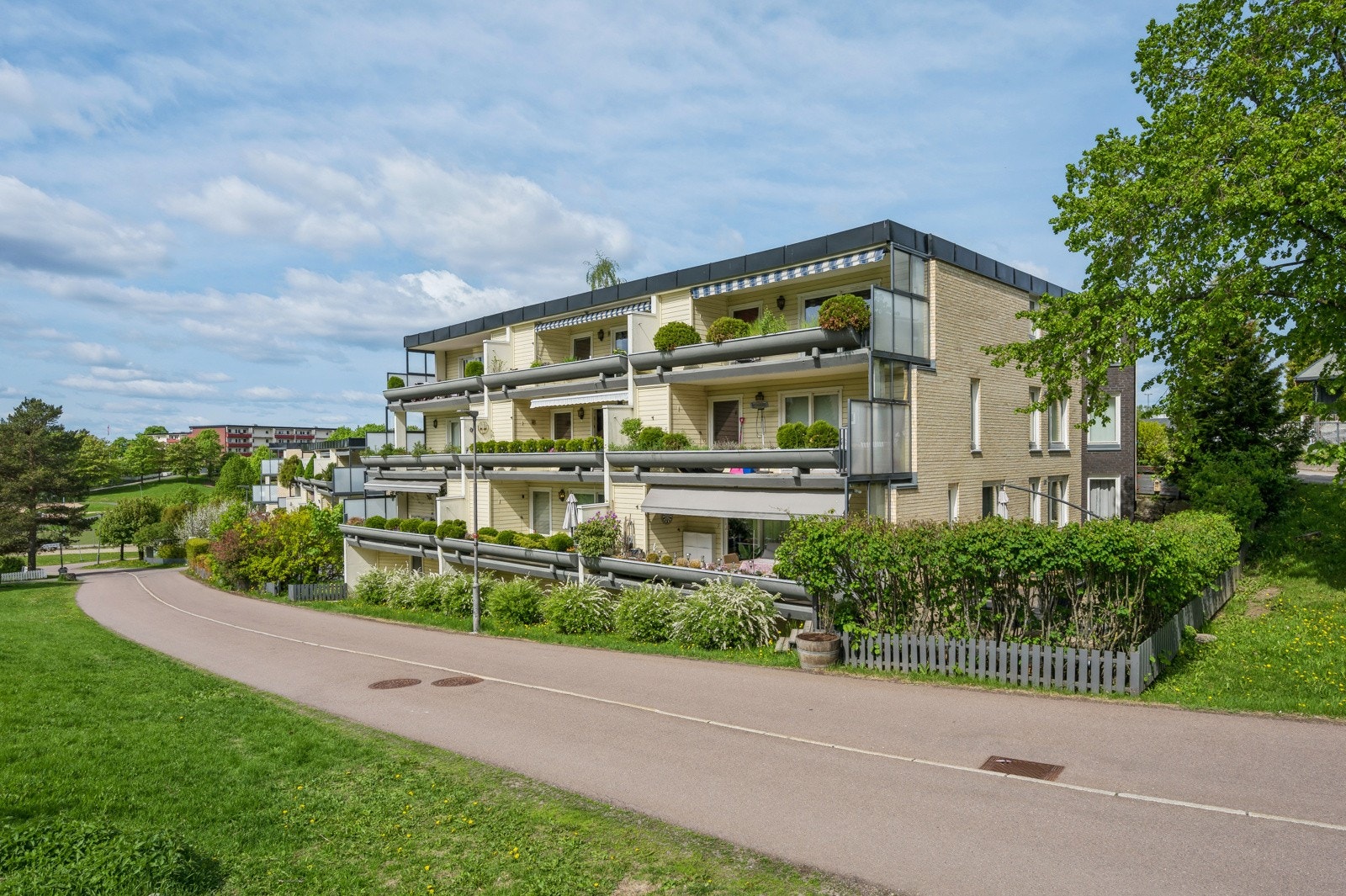 Fasade. Leiligheten ligger midt i blokken med både leilighet over og under. Galleribilde
