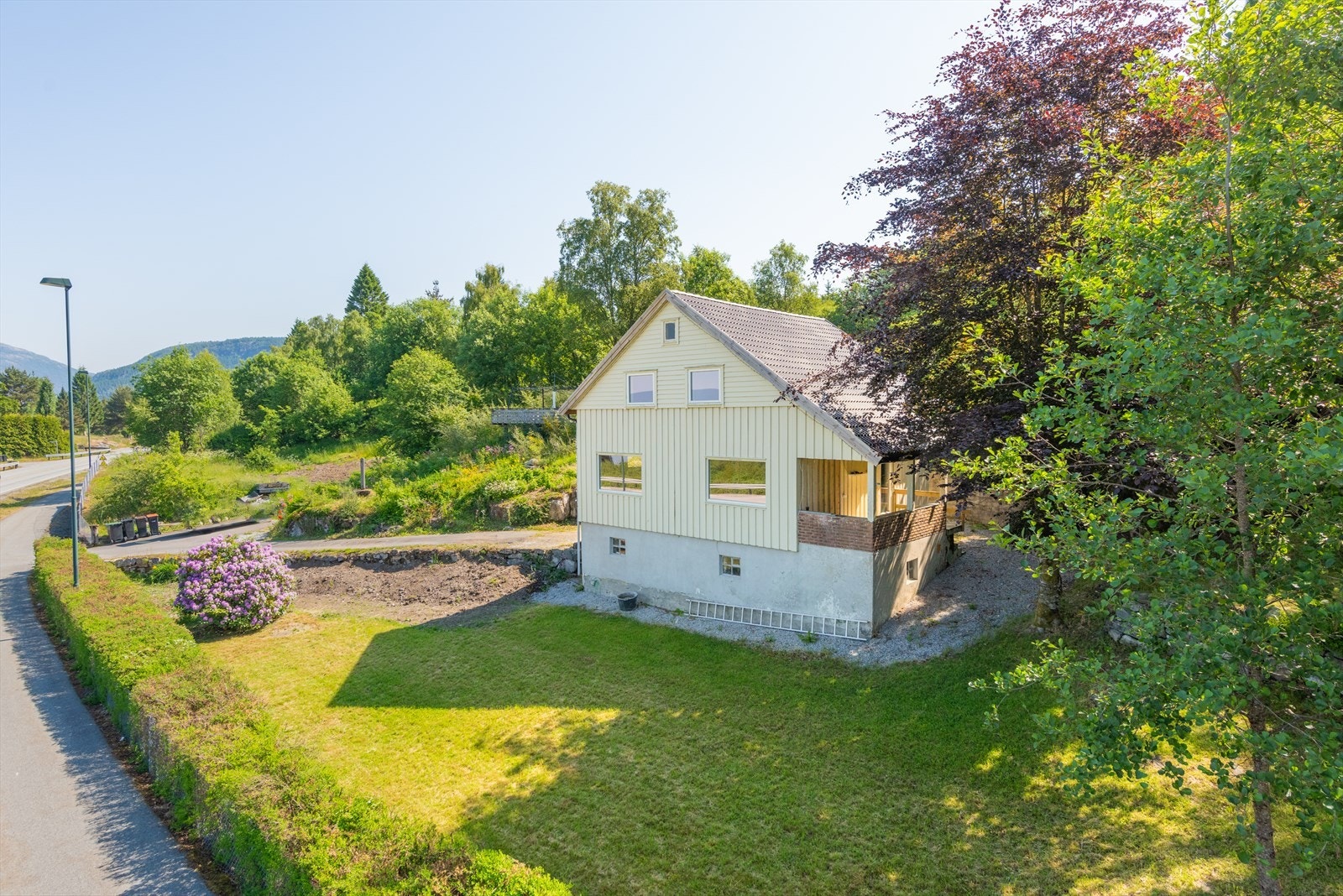 Flott og landlig beliggende enebolig med stor tomt på hele 2756 m2! Galleribilde