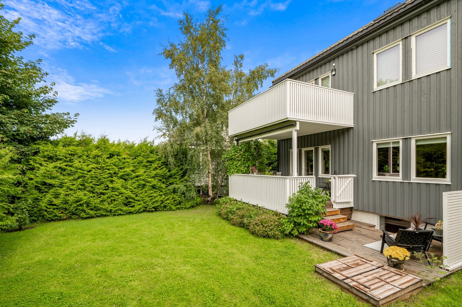 Velkommen til Thoning Owesens gate 19! En stor og innholdsrik leilighet over 2 plan med gjennomgående god standard, veranda og felles skjermet hage. Galleribilde