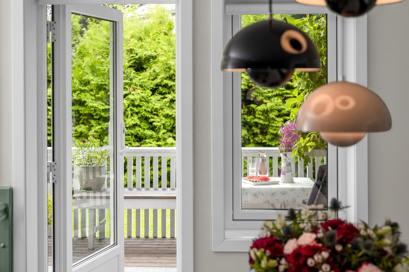 Utgang til herlig veranda i frodige og skjermede omgivelser. Galleribilde