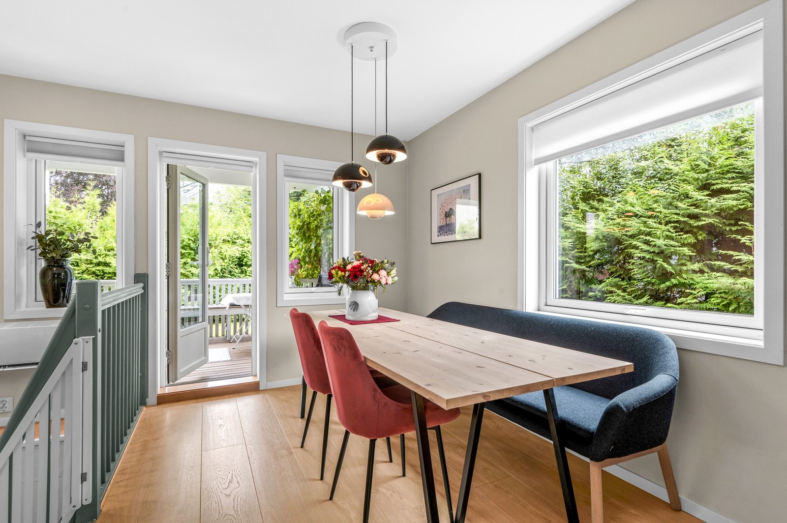 Lys og luftig spisestue med utgang til veranda. Galleribilde